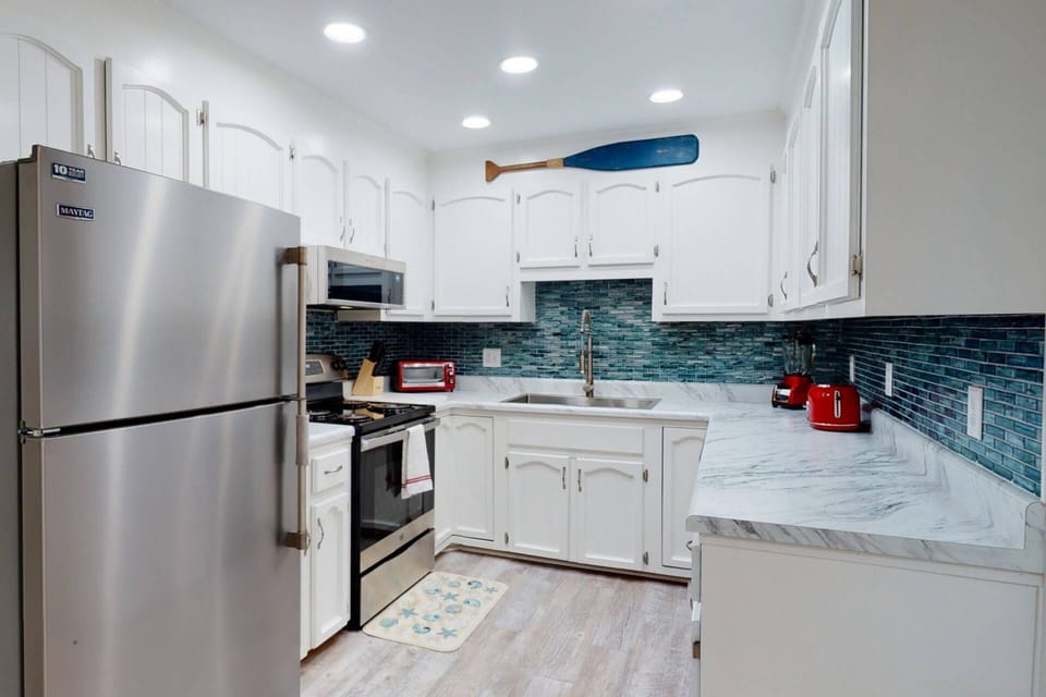 Updated kitchen with beautiful backsplash and counter tops