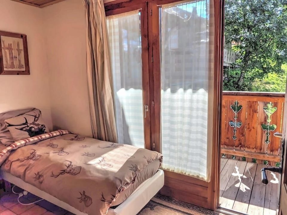 Twin bedroom with access to the balcony
