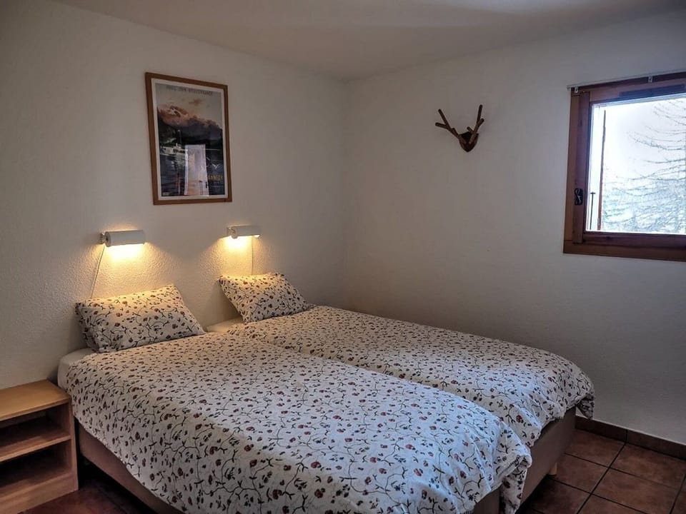 Twin room with ensuite shower room