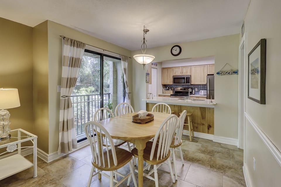 Dining area - plenty of space for those family meals.