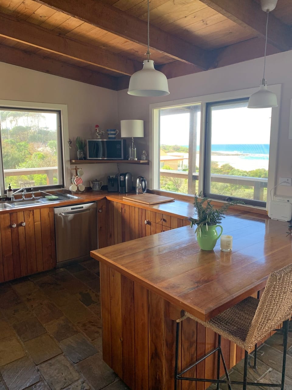 Fully equipped kitchen makes cooking & entertaining so easy