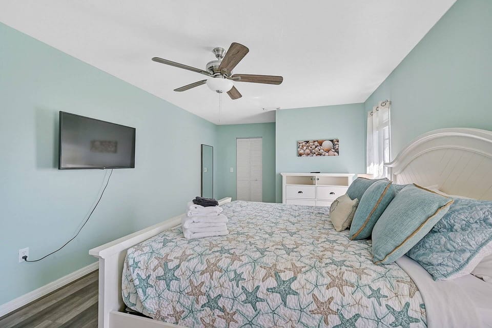 Master bedroom with en-suite bathroom