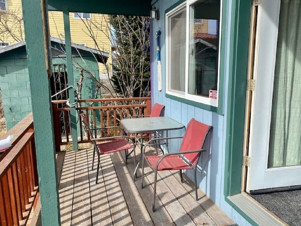 PRIVATE DECK COMPLETE WITH BBQ