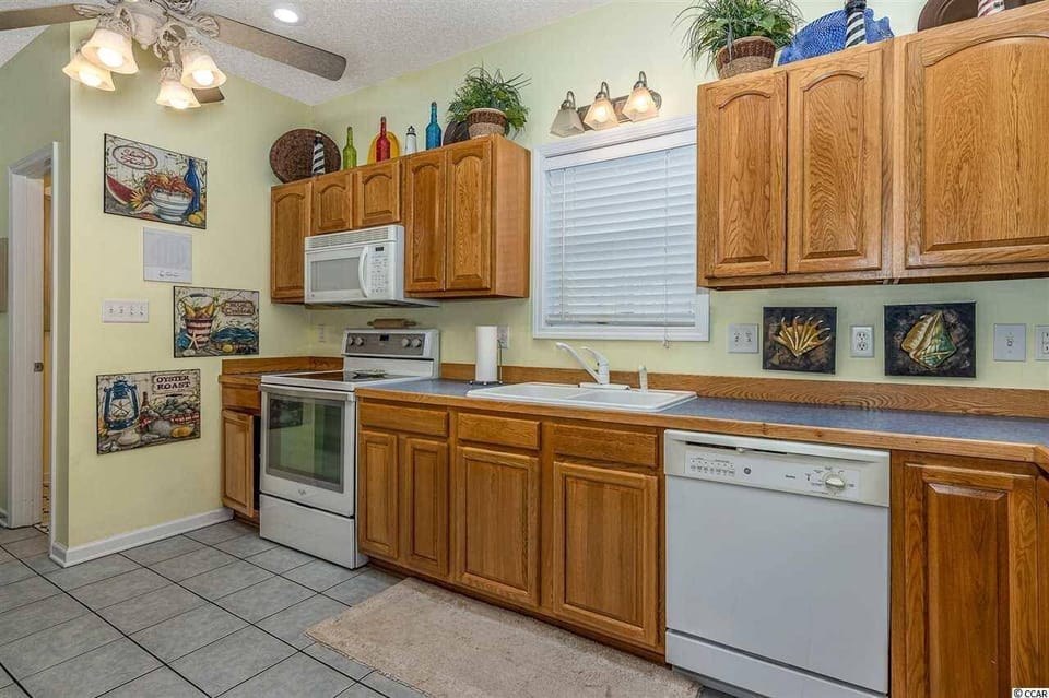 another kitchen view,, note 9' ceiling...