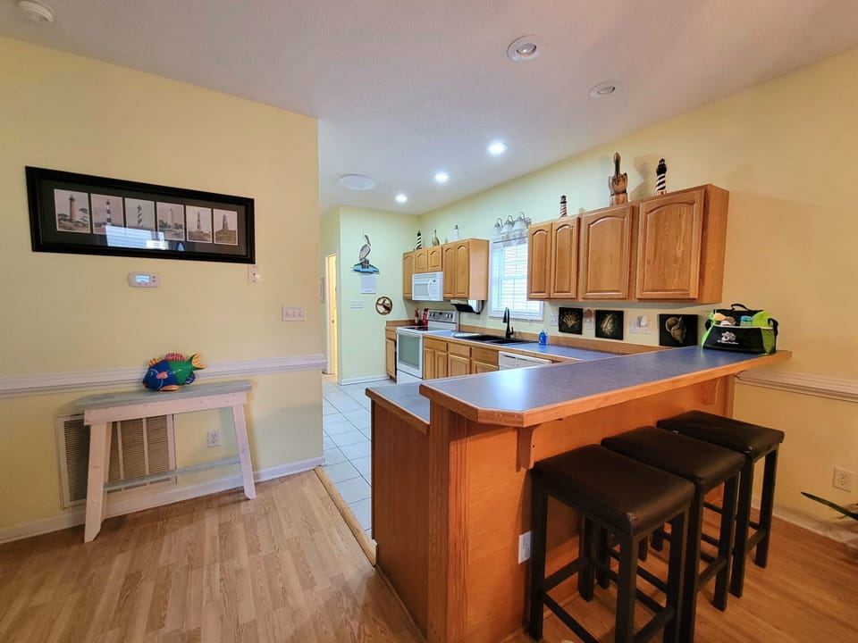... another view of full kitchen... make your best family memories here!   :)