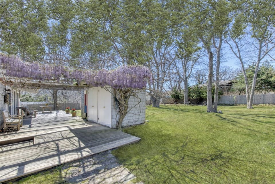 Hugh fenced in yard!