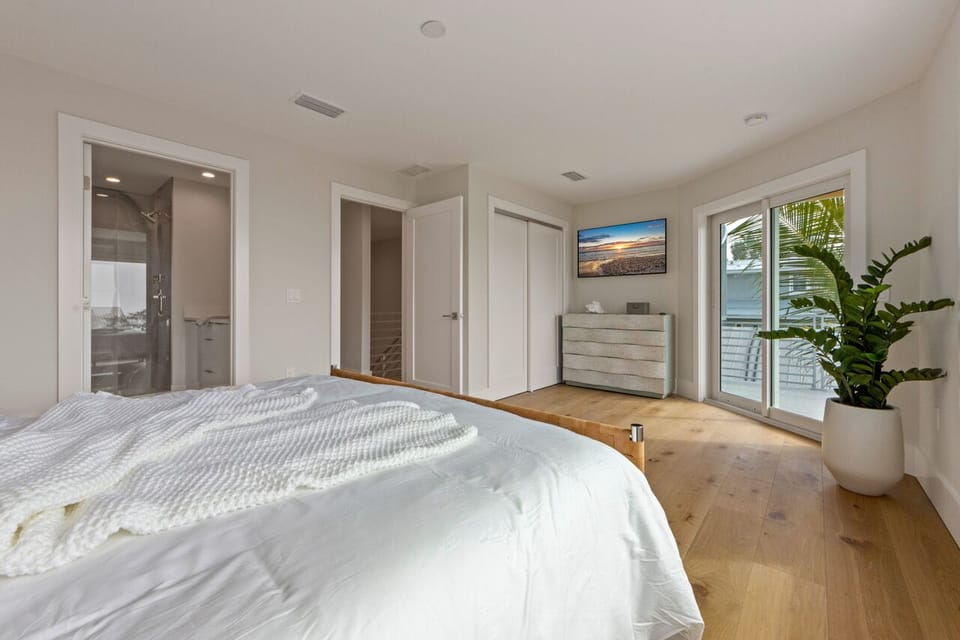 Top floor - Master King bedroom with ensuite and balcony (views of the gulf)