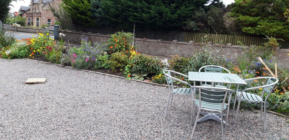 Front sitting area and plenty of parking.
