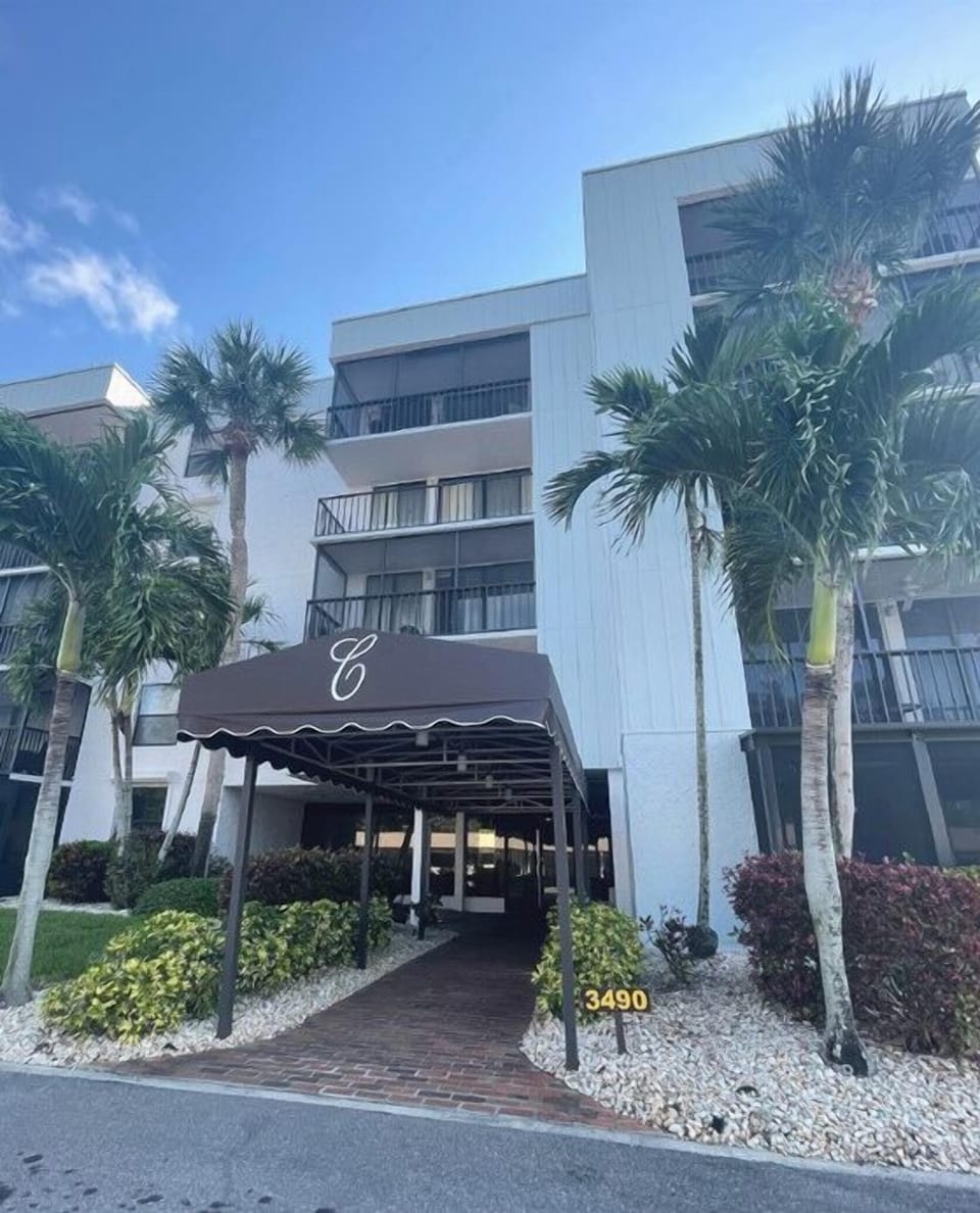 Front entrance of main lobby 