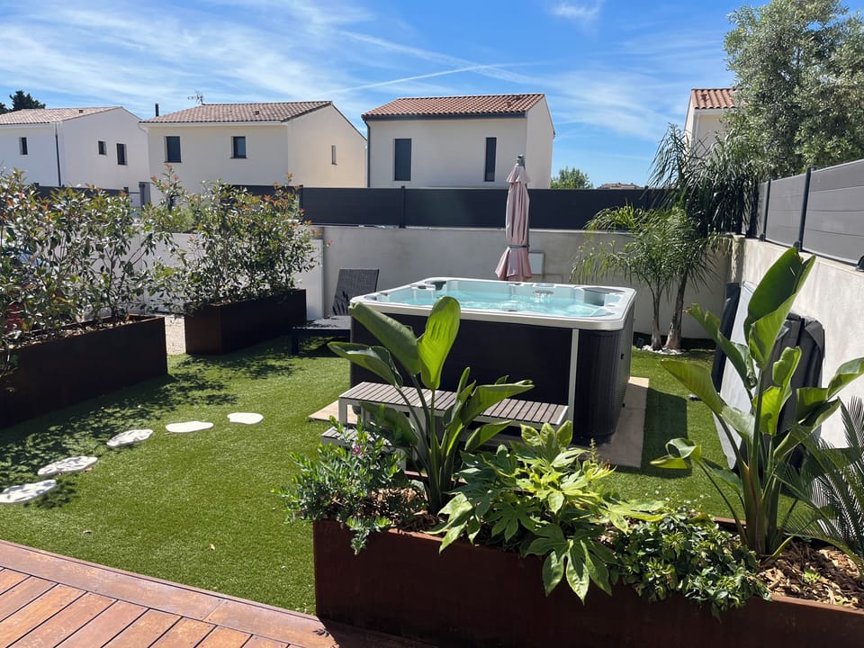 Outdoor spa tub