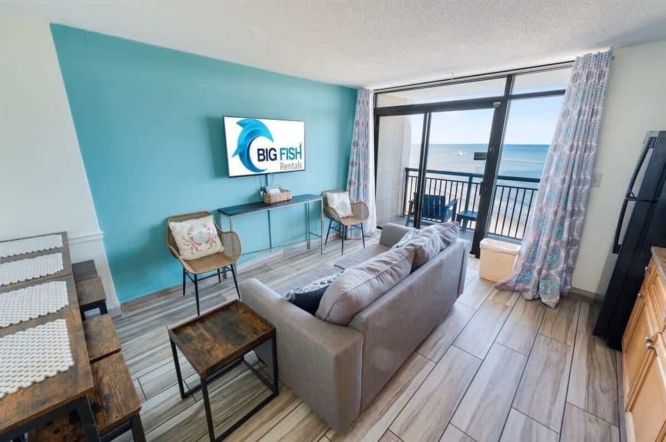 Living Room with Stunning Views☀️