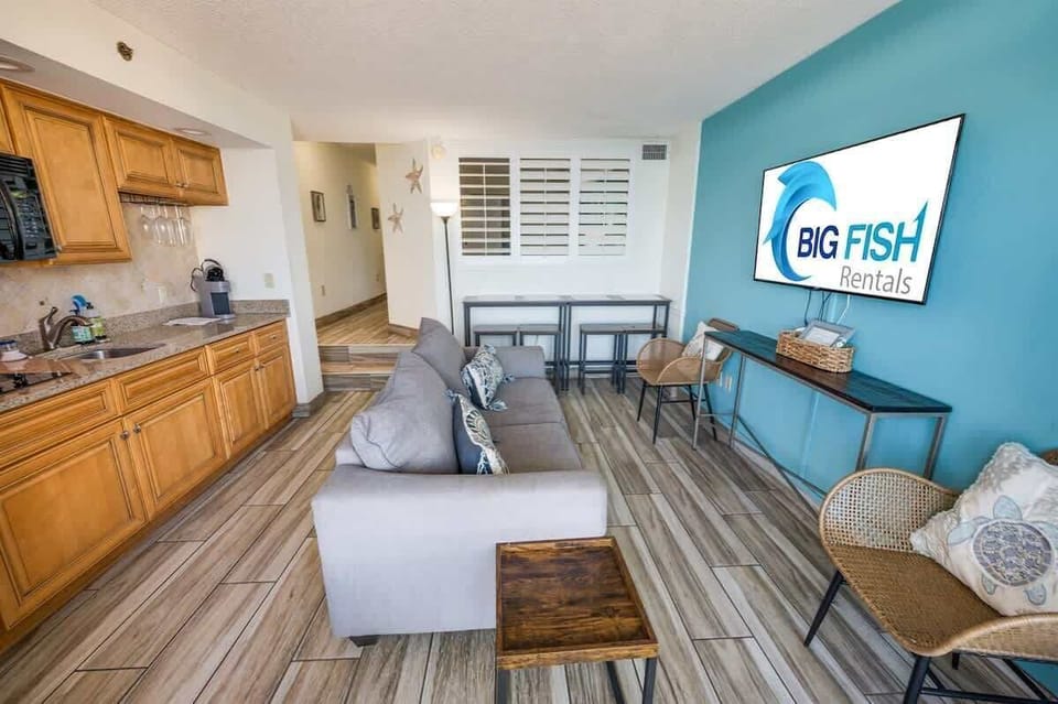 Living Room with Stunning Views☀️