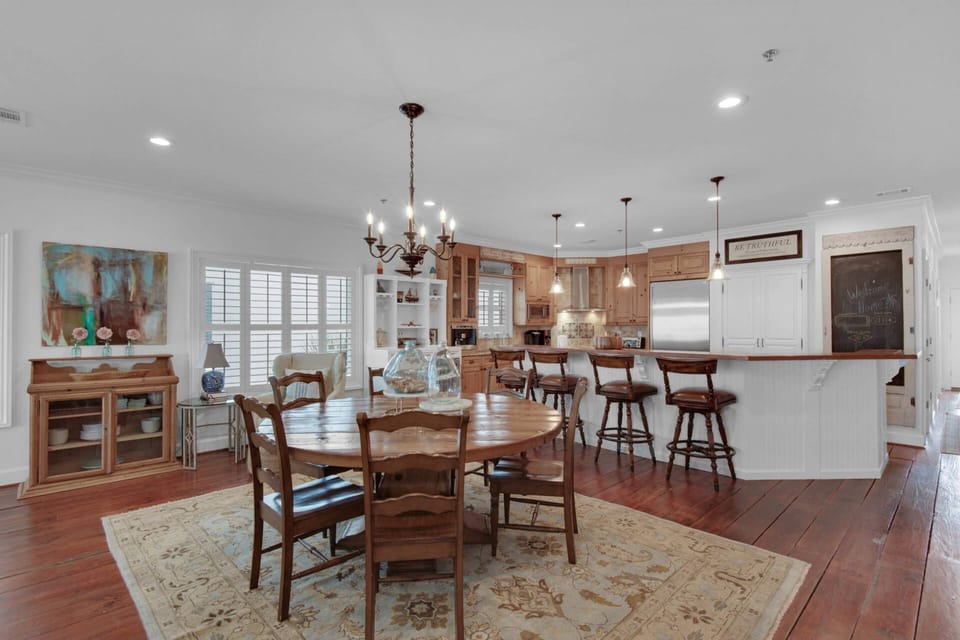 Diniong room table seats 6 with an additional 4 seats at the kitchen island
