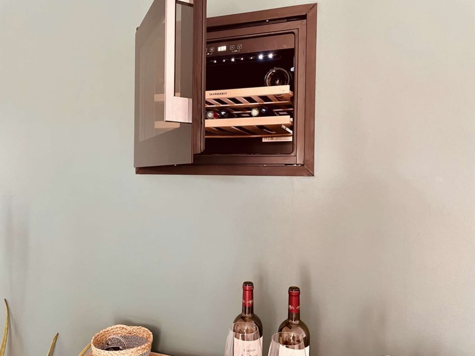 Living room : wine cellar