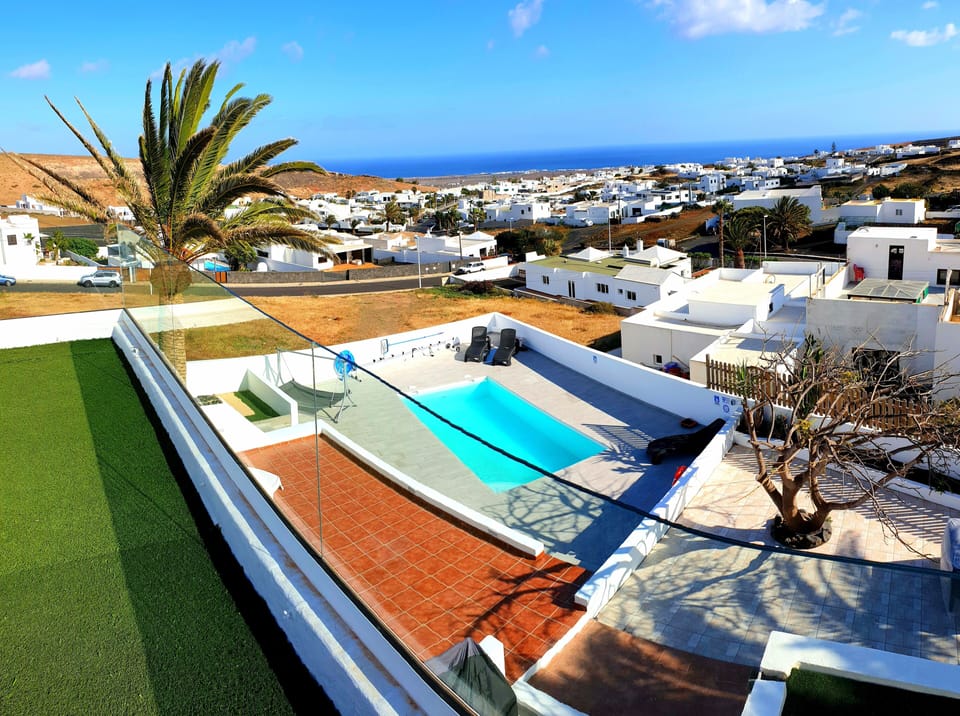 Rooftop Terasse Ausblick über Pool aufs Meer