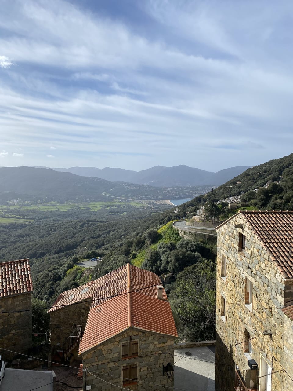 Vue de la chambre principale et du salon