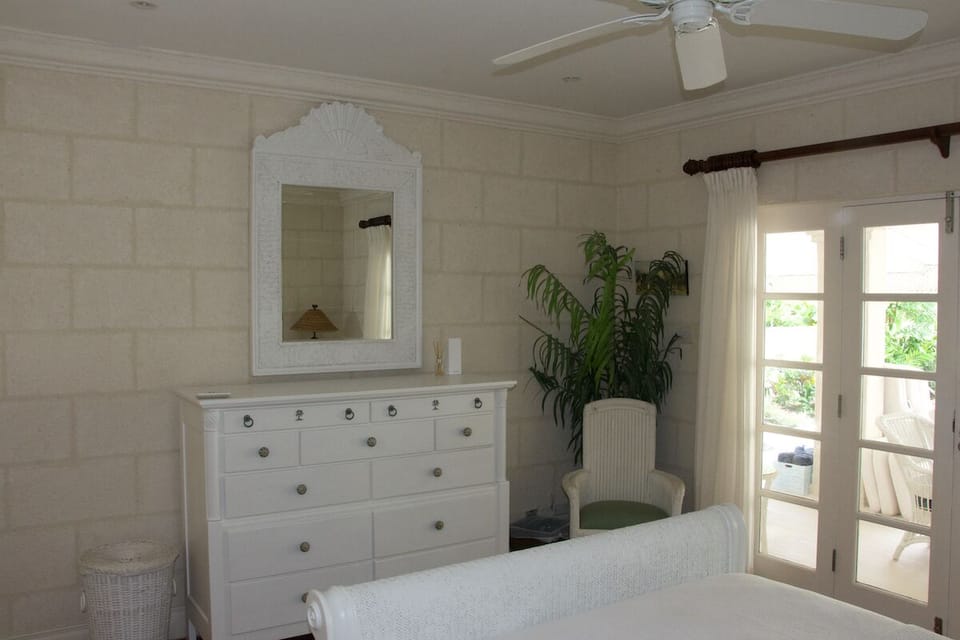 Queen Bedroom with direct access to patio