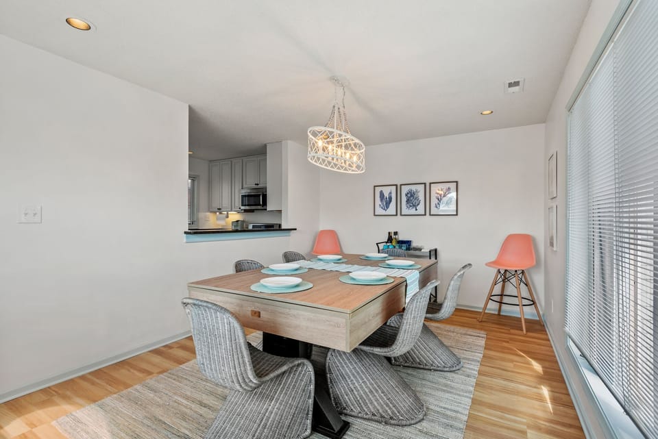 CL622: Carr'd Aweigh | Top Level Dining Area