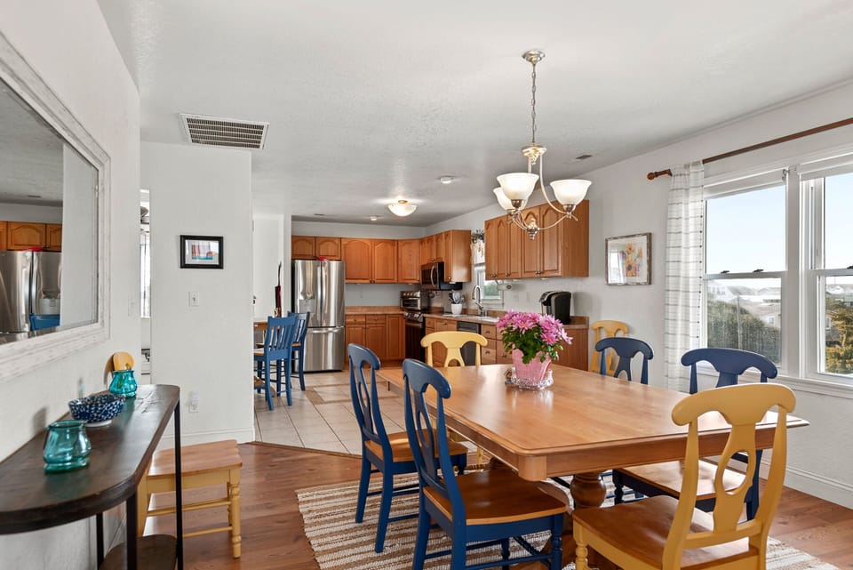 KDN3307: Carolina Sunshine l Top Level Dining Area