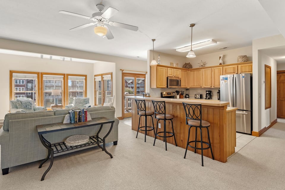 SBC503: North Bay Retreat | Living Area