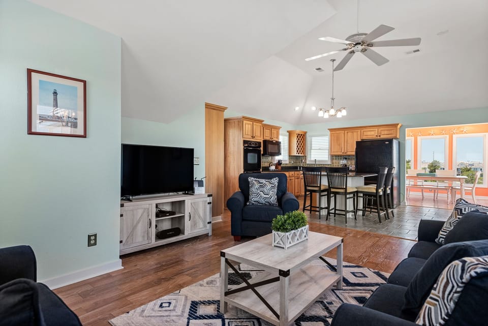 W12: Tees & Tides | Top Level Living Area