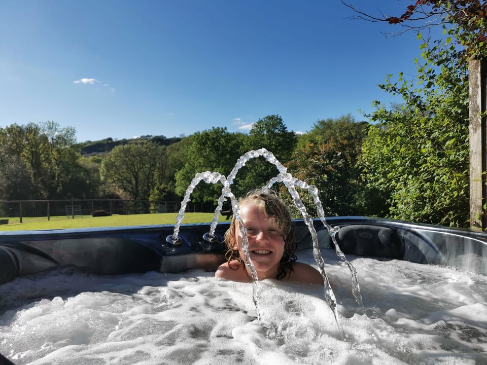 De-stress in the hot tub looking West with Red Kites overhead.