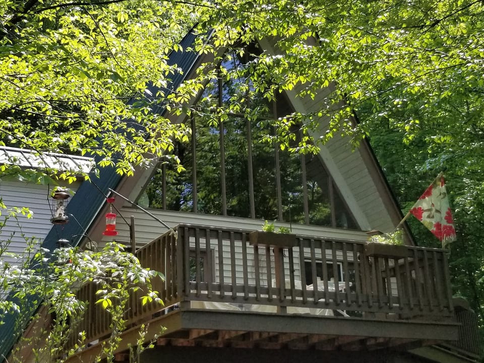 There is seating for 6 on the deck.