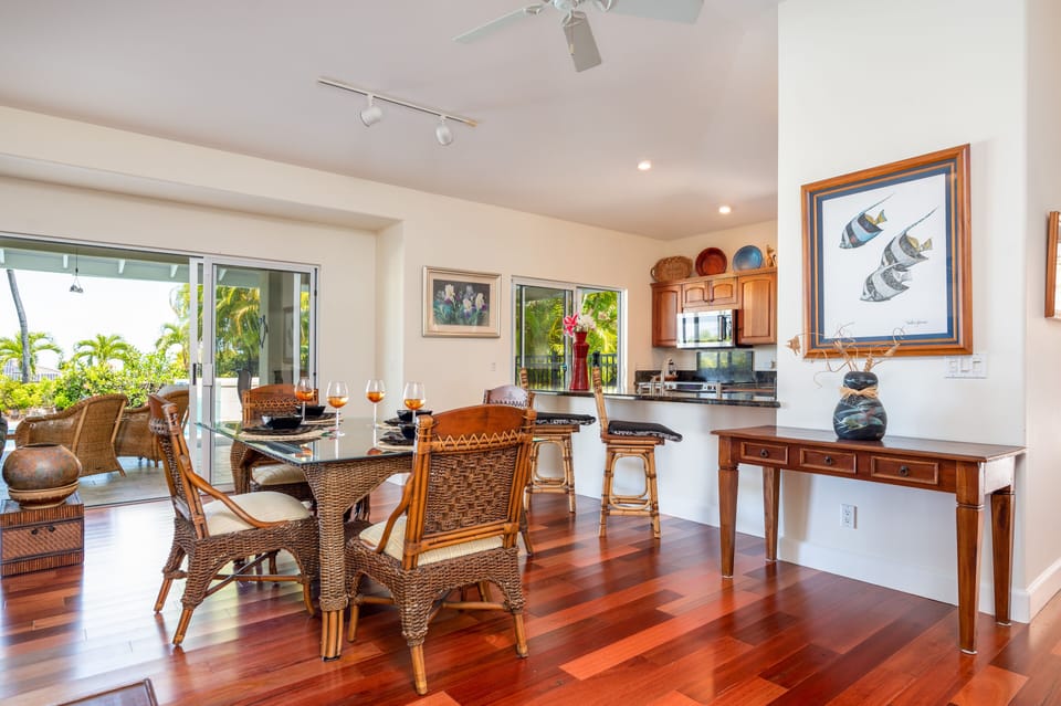 Gorgeous Australian Blue Gum wood floors. Inside dining for 6 just outside lanai