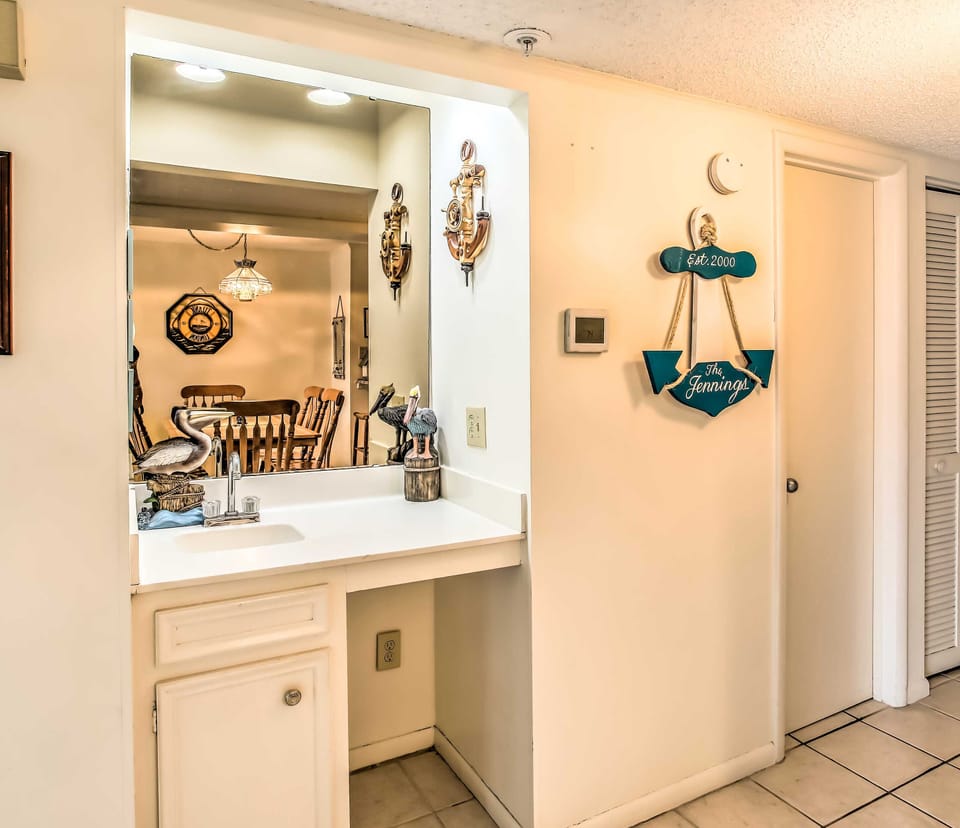 Wet Bar | Trash Bags/Paper Towels Provided