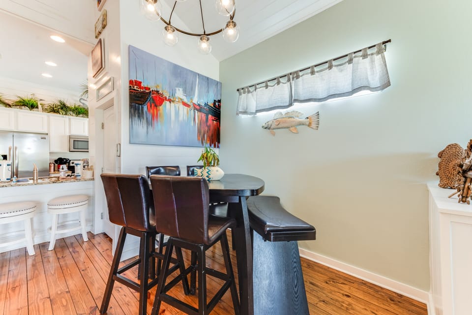 interior - Beachy vibes in a spacious, yet cozy dining space