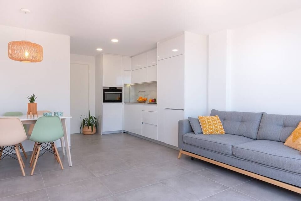 Salón y cocina / living room and kitchen