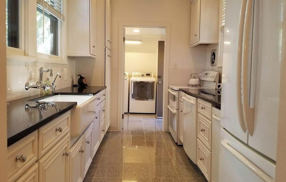 Modern kitchen with granite countertops 