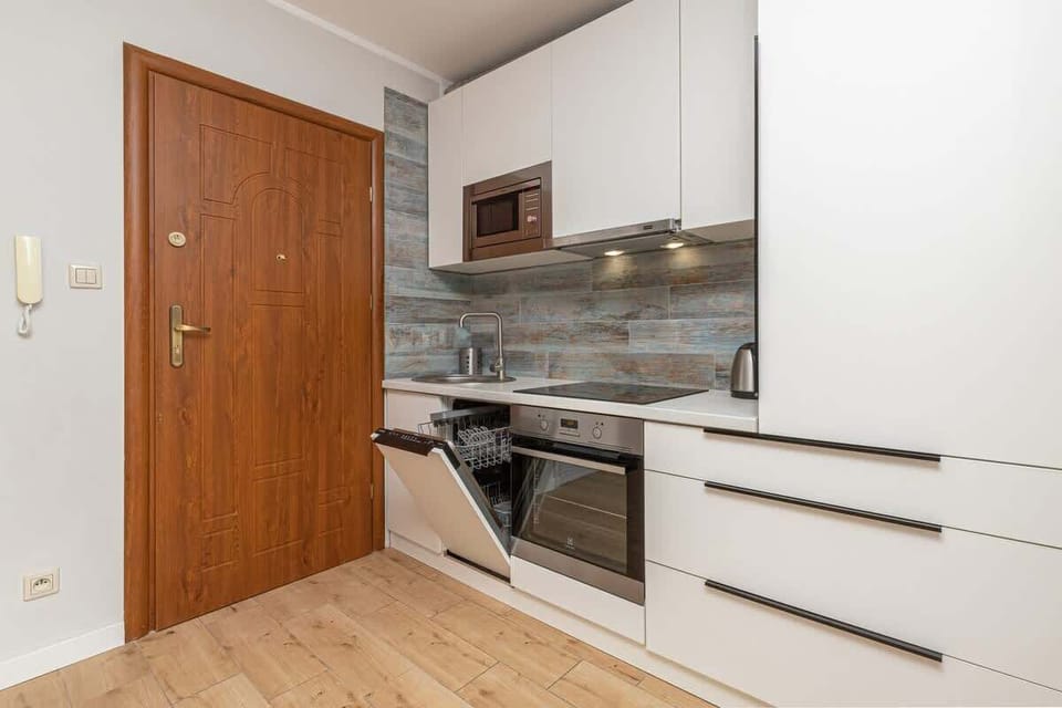 Modern kitchen – Fully equipped kitchen with oven, stove, and everything you need for cooking.