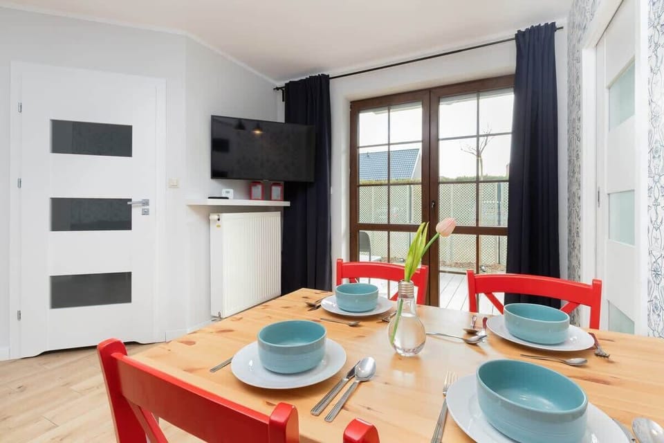 Dining and TV area – Comfortable open-plan space with TV and dining set.