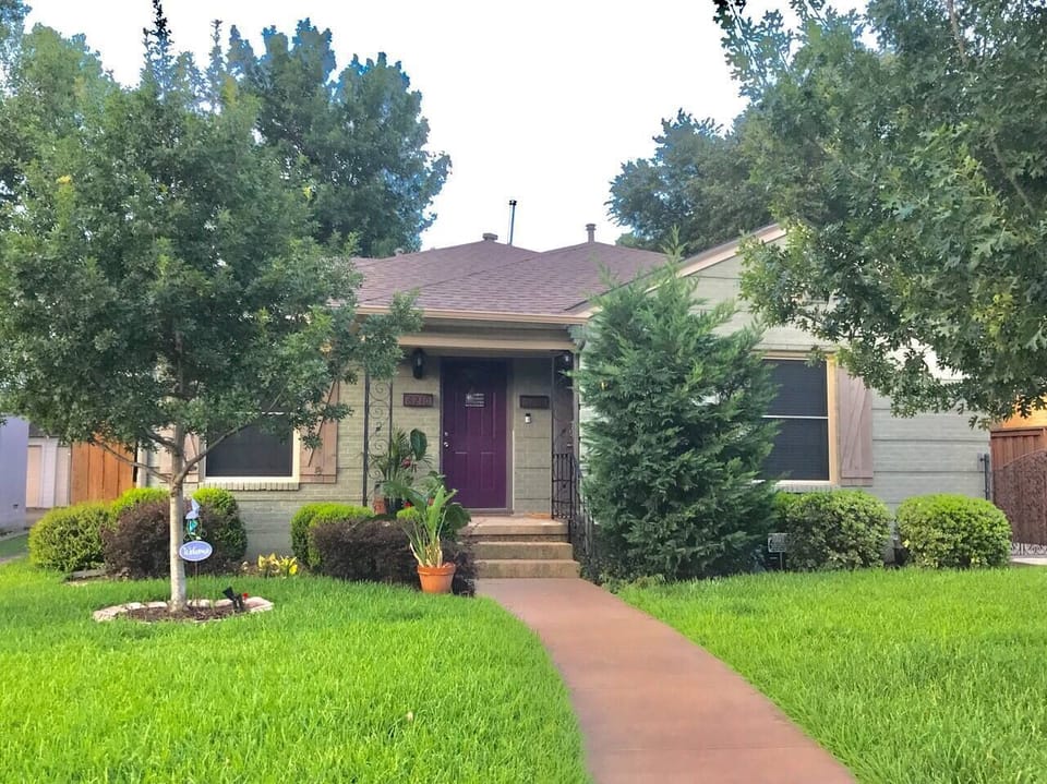 Duplex located on a quiet street near CVS, coffee shops, several grocery stores and tons of great restaurants! Property has on site outside surveillance and keyless entry. 