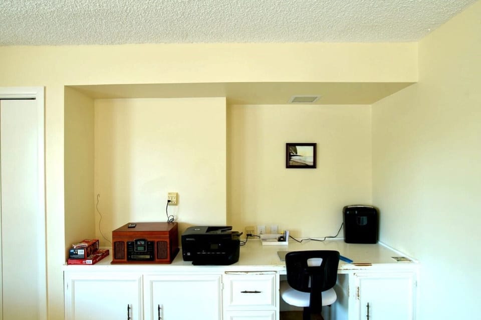 Office Space with Stereo/Radio