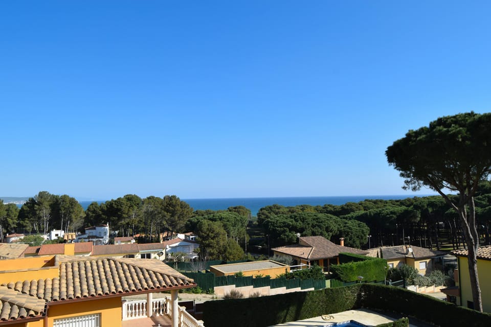 Modern Villa 1.3 kms to the beach. Capacity 6 people.A/C.Wifi. PALS-COSTA BRAVA