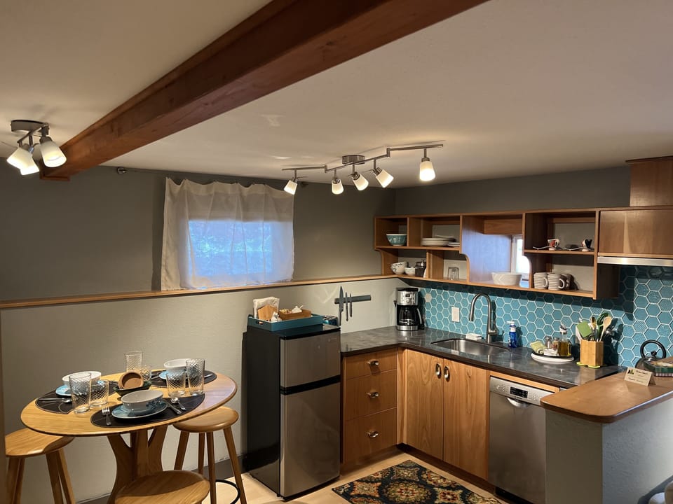 Mt. Eva Suite Kitchen / dining
