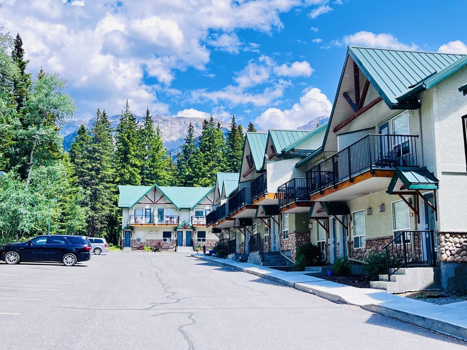 Banff Woods Lodge - 1 km to Banff National Park Gate
