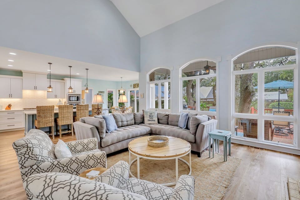 Living room with plenty of seating!