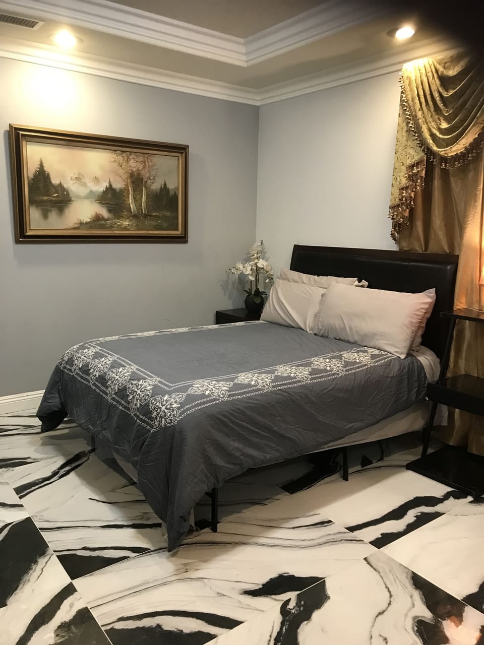 Queen Bed’s foto taken on the other side 