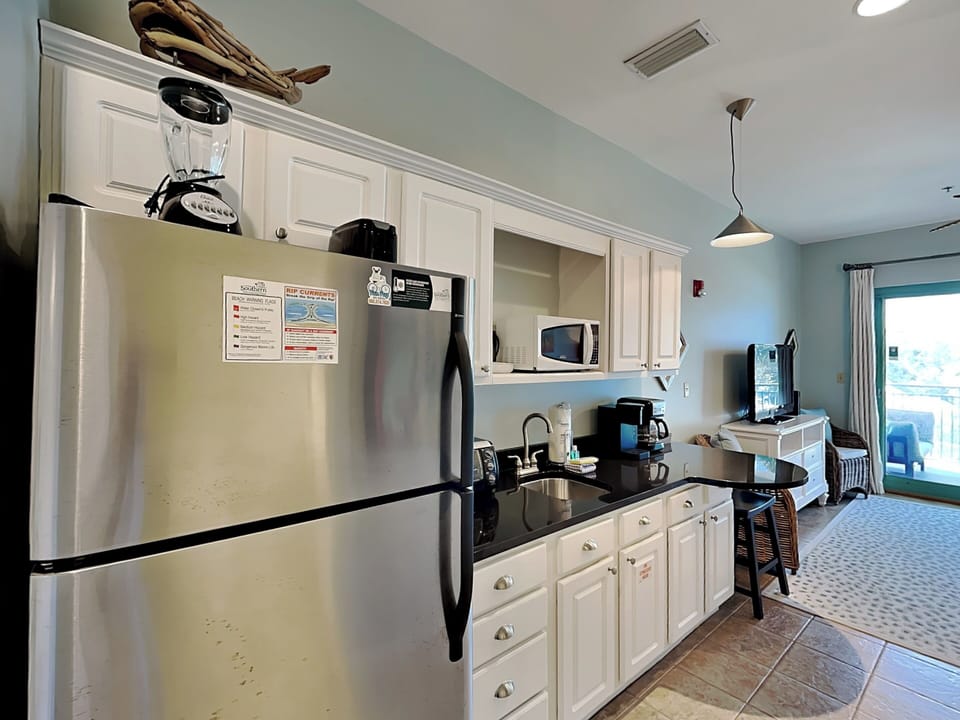 Kitchenette - Full Sized Refrigerator + Microwave