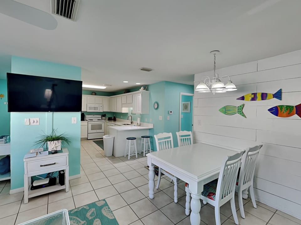 Dining Area - Table and Bar Seating