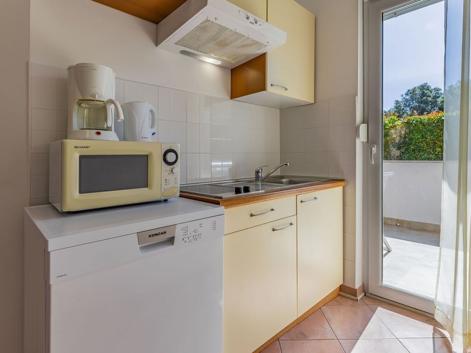 Cabinetry, Countertop, Building, Kitchen Stove, Kitchen Appliance, Kitchen, Gas Stove, Lighting, Wood, Stove