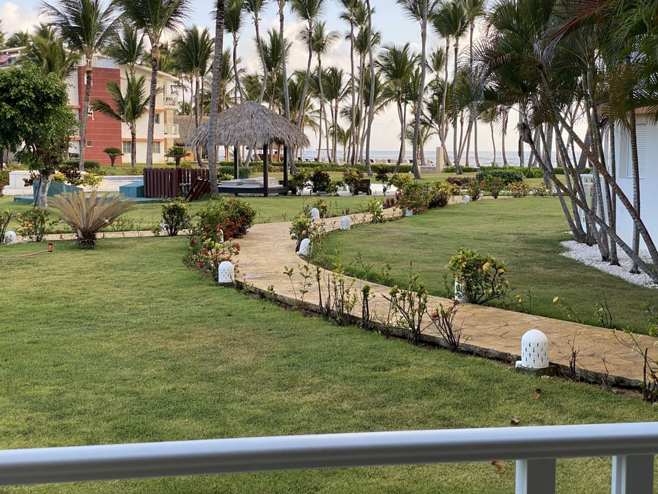 Follow the walkways to the beach! Less than 2 minutes away!