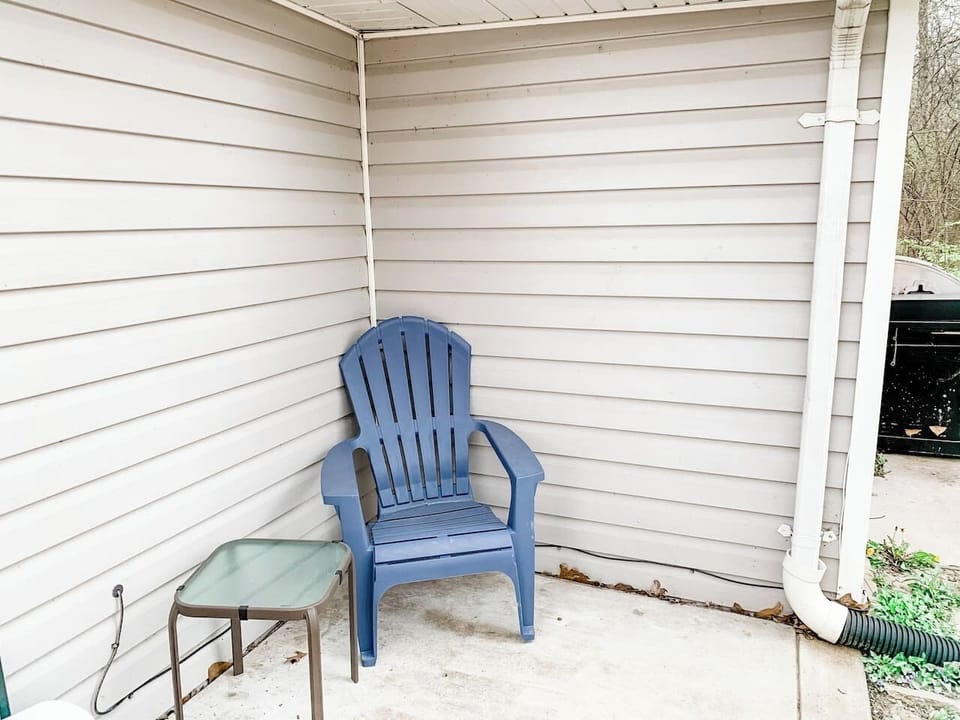 Cozy sitting area outside front entrance