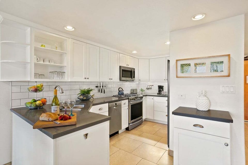 Kihei Akahi C302 kitchen 2