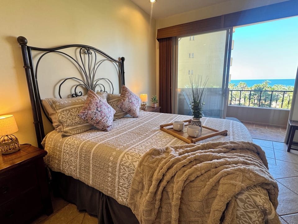 Queen Guest Suite, premium bedding, sea views , balcony, 55” TV