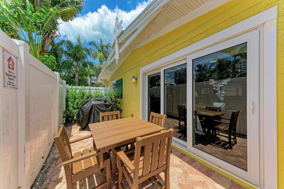 Step onto your private patio, where sunny skies and tropical breezes invite alfresco dining. Enjoy meals at your outdoor table, fire up the BBQ, or relax surrounded by palms and vibrant island charm.