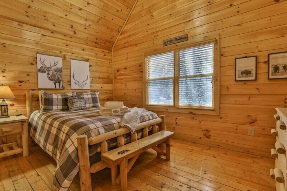 Upper Level Queen Bedroom W/ 55` Flat Screen TV